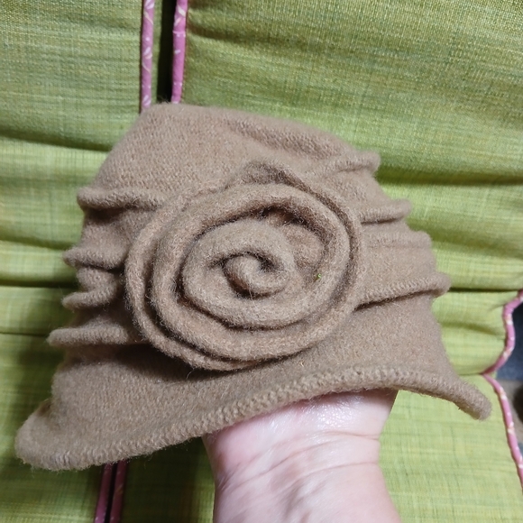 Suantrai Of Ireland Vintage Wool Women's Hat with Flower and ridges One Size